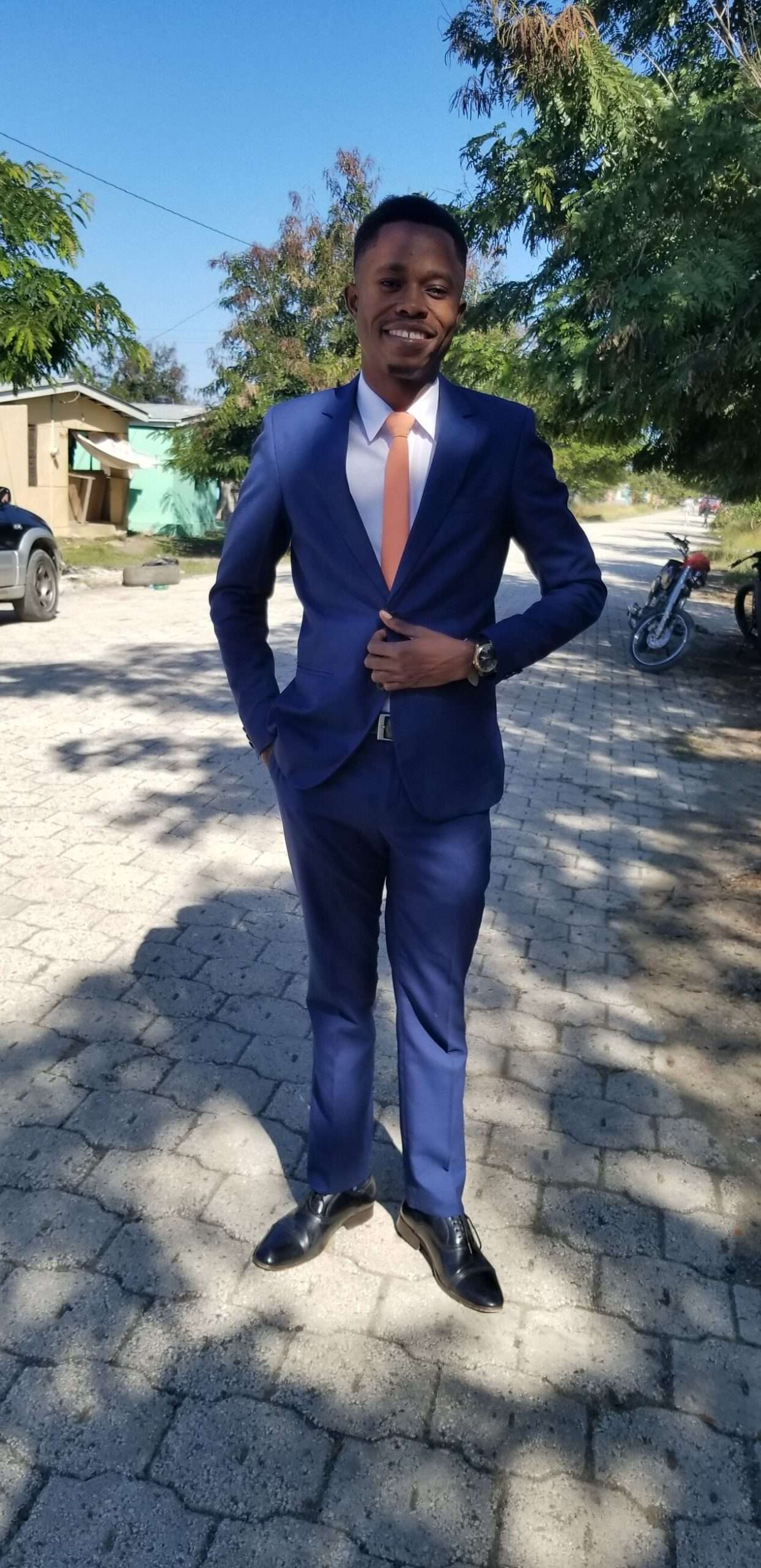 Byenvini ak prezantasyon psikòlog Maxime Antoine

Byenvini nan Klinik Ijans Akses-Sante. Nou kontant wè ou.

Mwen se Maxime Antoine, psikòlog. Mwen isit la pou ede ou avèk pwoblèm mantal ak emosyonel ou. Mwen konprann ke lavi ka difisil epi ke gen moman nou bezwen moun pou tande nou ak sipòte nou.

Nan klinik sa a, mwen ofri sèvis konsiltasyon psikolojik pou timoun, adilèt ak fanmi. Mwen travay avèk sikyasyon tankou depresyon, ankwayete, travma, ak lòt defi mantal.

Mwen krè ke tout moun merite pou yo jwe kote yo sante mantal yo. Se rezon sa a mwen dedike m pou ede ou simonte difikilte ou ak jwenn lavi yon pi bon kalite.

Si ou gen kesyon oswa si ou bezwen entènvansyon psikolojik, tanpri pale avèk manm tim nò. Mwen dwe jwe tout sa mwen dwe fè pou ede ou.